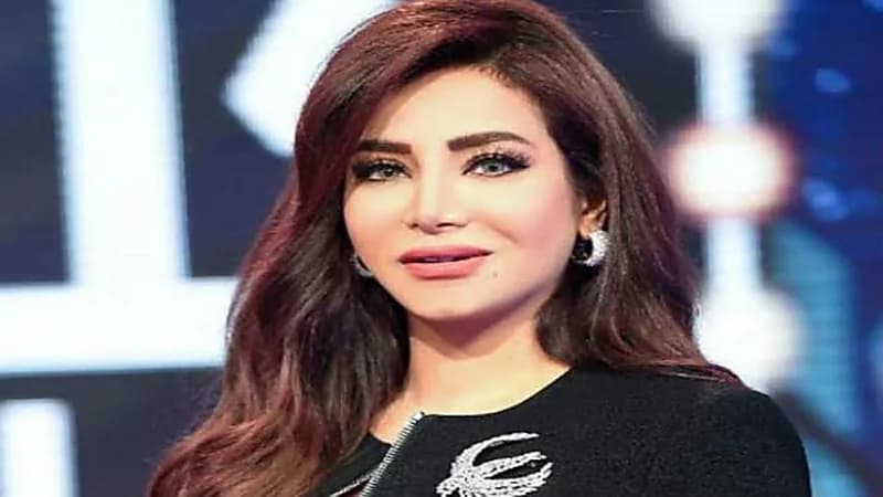 شاهد.. لجين عمران تجذب الأنظار أثناء ارتدائها الحذاء 