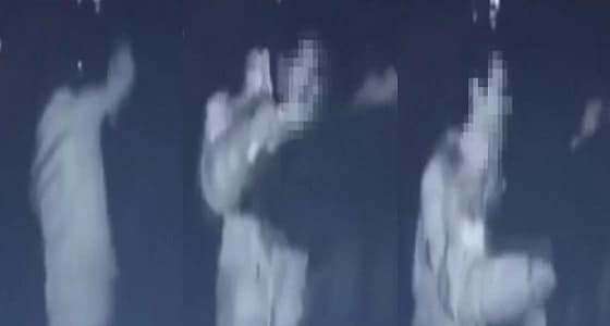 بالفيديو.. مختل عقلي يطعن سيدة 10 مرات في الشارع