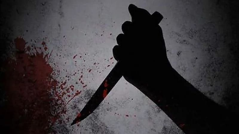 شخص يطعن صديقته بوحشية وسط أرضية الملعب قبل بدء المباراة
