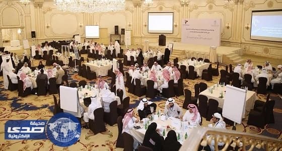 شاهد.. سيارة تصطدم بطفلة أثناء نزولها من الحافلة المدرسية بالجبيل 