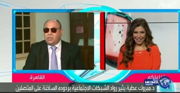 بالفيديو ..  مشهد طريف لشباب يطاردون نعامة هاربة