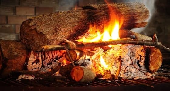 بالفيديو.. رجل ينقذ سيدة حامل من حريق هائل بشقتها