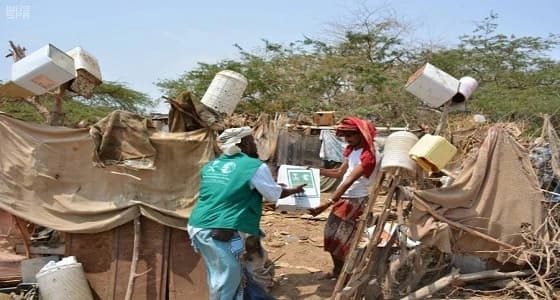 " سلمان للإغاثة " يدشن مشروع توزيع التمور للنازحين في 5 مديريات بأبين اليمنية 