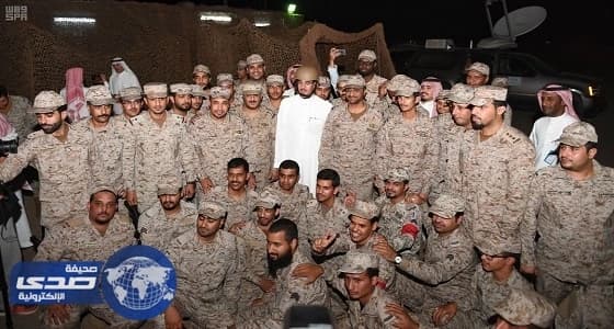 بالصور.. العواد يتناول وجبة الإفطار مع الجنود المرابطين بالحد الجنوبي