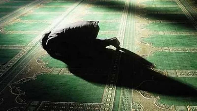 تفاصيل مؤثرة لوفاة شاب أثناء سجوده بصلاة التراويح
