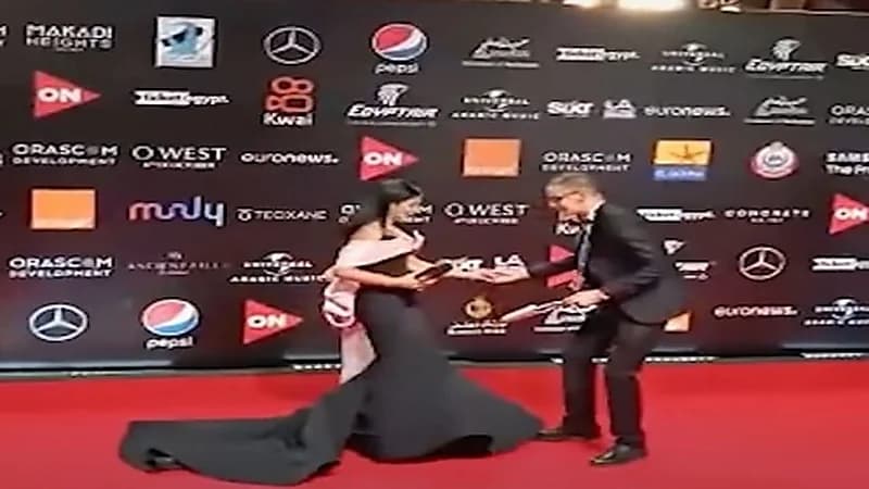 موقف محرج لـ"منى زكي" في مهرجان الجونة "فيديو"