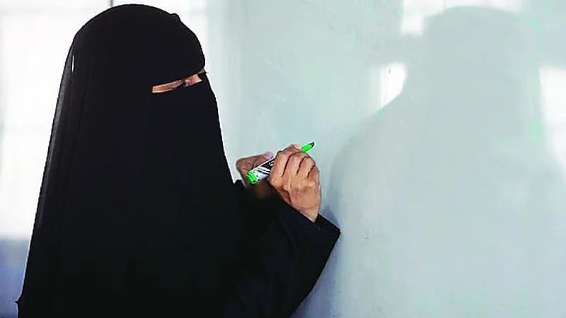 بالفيديو.. معلمة تتحمل تكاليف ملزمات الطالبات وتوفرها مجاناً بالمكتبات