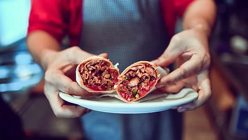 إغلاق مطعم بعد تسمم 648 شخصاً جراء تناول وجباته