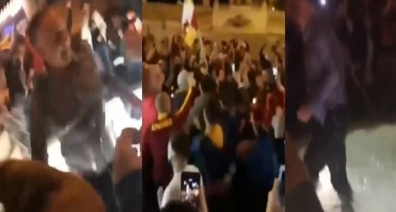 بالفيديو.. رئيس روما يقفز داخل نافورة