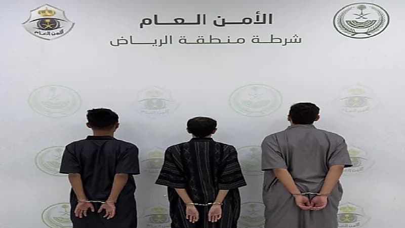 القبض على 3 أشخاص لاعتدائهم على آخرين في مكان عام بالرياض