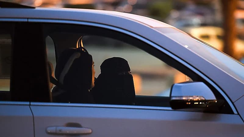 مختص يوضح سبب زيادة تسعيرة تأمين المركبات النسائية عن الرجال
