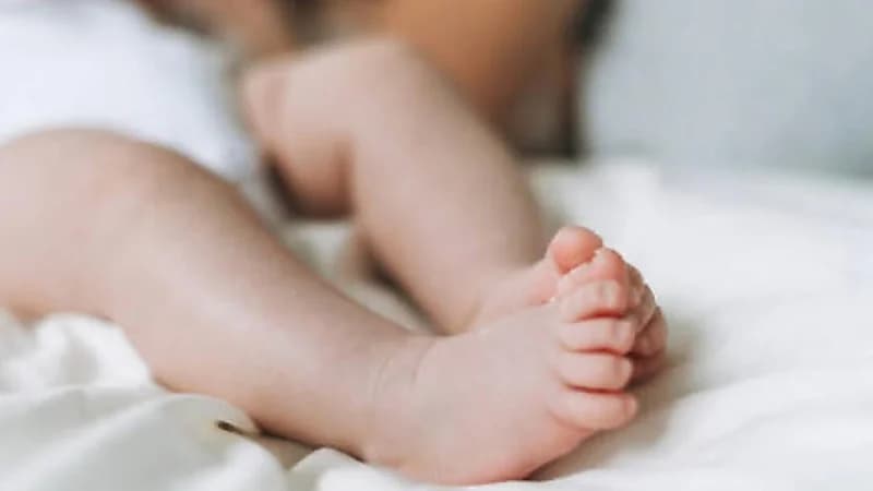 "عالم وراثة" يوضح أسباب إصابة مولود بأمراض خطيرة من والدين