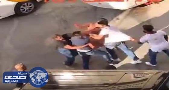 بالفيديو.. مشاجرة دامية بين شباب وفتيات في الكويت