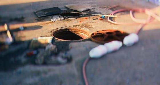 بالصور.. انقاذ مقيم سقط في منهل صرف صحي بجدة