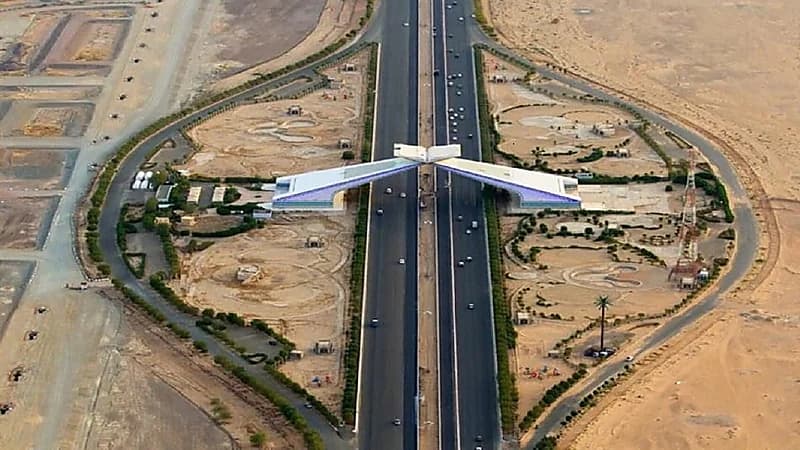 أمانة العاصمة المقدسة تجري صيانة بمجسم بوابة مكة