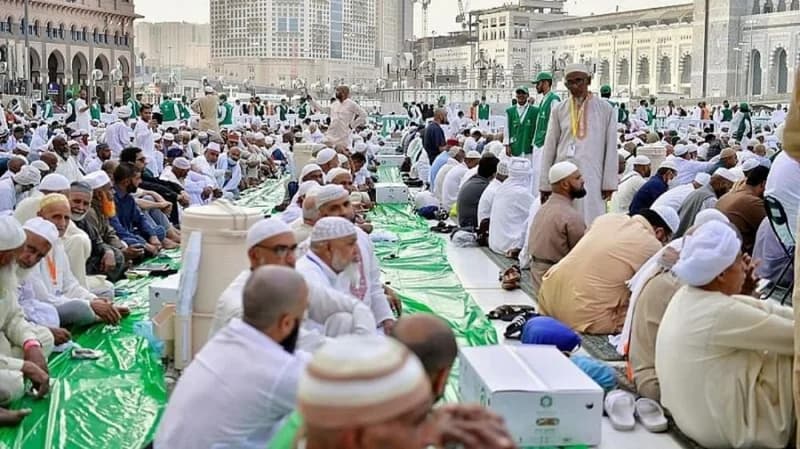 "شؤون الحرمين" تمنح 200 تصريح لأصحاب سفر إفطار الصائمين بالحرم