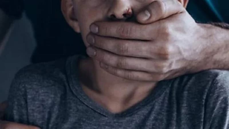 سجن معلم اغتصب 10 أطفال