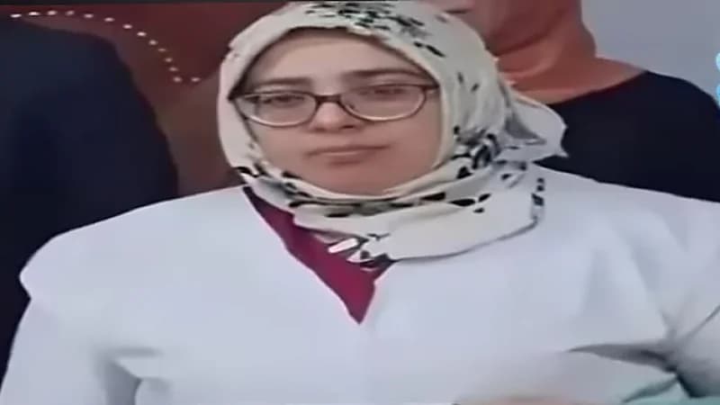 بالفيديو.. أب يسلم طفله للشرطة بعدما طعن معلمته بخنجر في ظهرها
