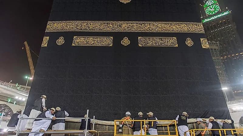 فيديو..بدء أعمال رفع كسوة الكعبة المشرفة