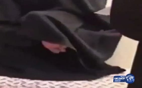 بالفيديو.. صعود مُسنة مبنى "أحوال عرعر" حبوًا اثر رفض موظف النزول للسيارة لإنجاز معاملتها