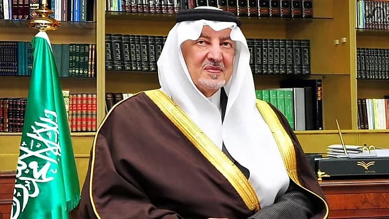 شاهد.. لحظة تكريم أمير مكة في معرض الرياض الدولي للكتاب