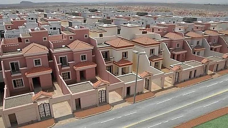 جموع المُصلين يؤدون صلاة الجنازة على شهيد الوطن «القحطاني»
