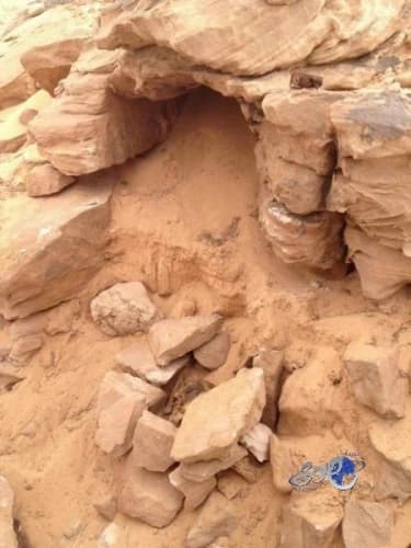  شابان بتيماء يعثران على جثة مجهولة بجانب الطريق العام