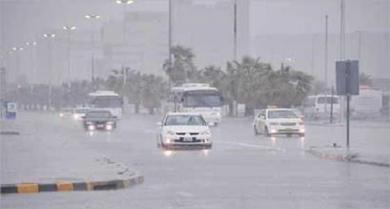 هطول أمطار رعدية مصحوبة برياح نشطة على مكة