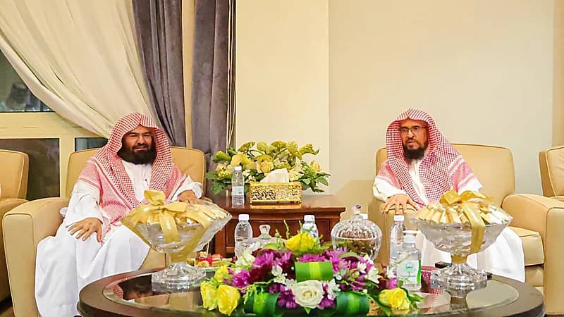 السديس يكرم الشيخ يوسف بن سعيد خطيب عرفة