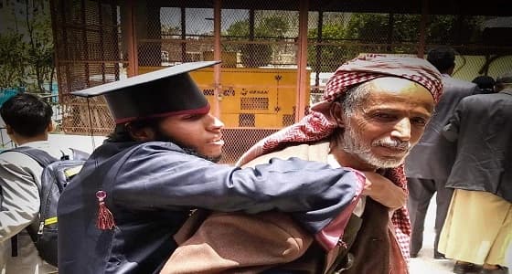 مسن يحتفل بتخرج ابنه بطريقة خاصة