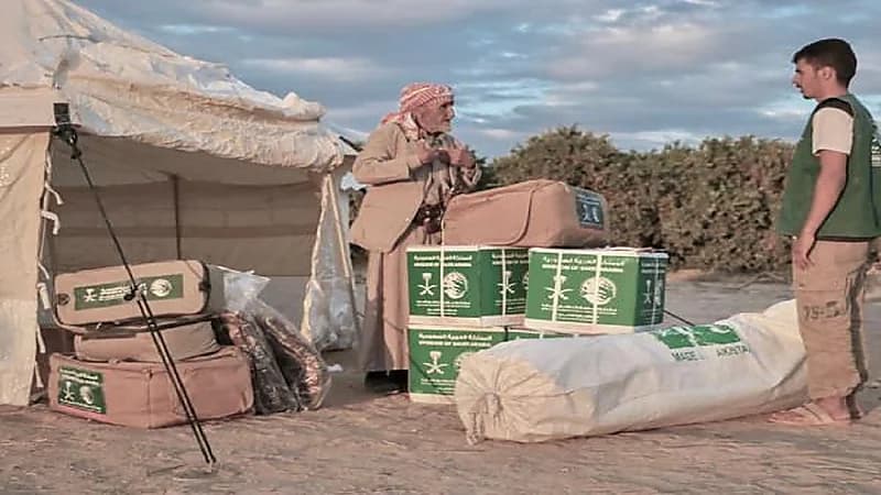 مركز الملك سلمان يغيث أسر يمنية أجبرت على النزوح بسبب الحوثيين
