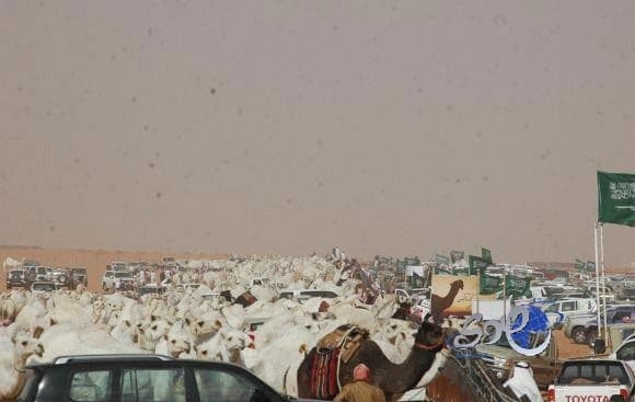 بالفيديو.. شاب يستخدم صاروخ لإزالة الجلد الميت في قدمه