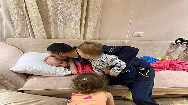فلسطيني يودع نجله المصاب بالسرطان قبيل اعتقاله من قوات الاحتلال