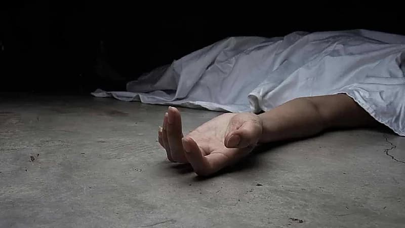 شخص ينهي حياته بقطع شرايين يده لسبب غريب