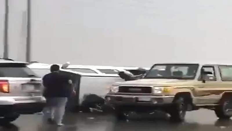 بالفيديو.. انقلاب مركبة تحمل بضاعة على أحد الطرق في جازان بسبب الأمطار الغزيرة