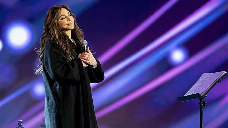 شاهد.. إليسا تطل بالفروة السعودية بموسم الرياض بسبب البرد القارس