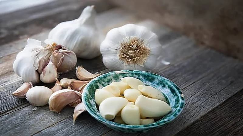 فوائد تناول الثوم على الريق