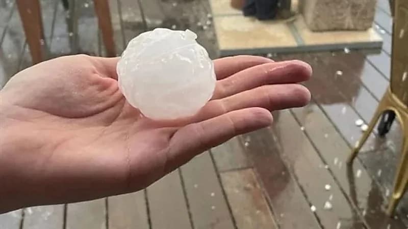 حبة برد ضخمة تقتل "طفلة" خلال عاصفة نادرة