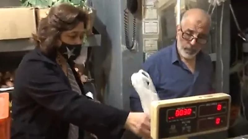 بالفيديو.. انهيار الليرة يفقد اللبنانيين قدرتهم الشرائية