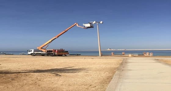 بالصور.. بلدية ينبع تستكمل أعمال الصيانة بمنطقة الشرم