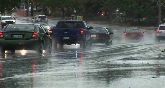 4 خطوات يجب اتباعها إذا انزلقت المركبة أثناء المطر