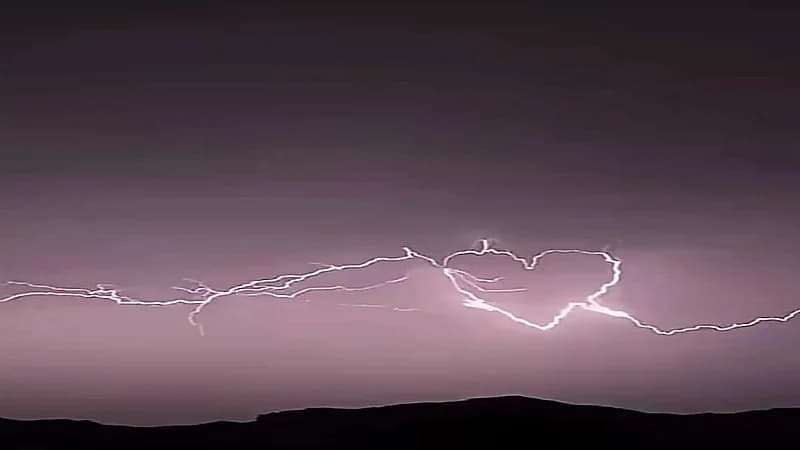 برق يضيء تنومة ويرسم قلب في سمائها