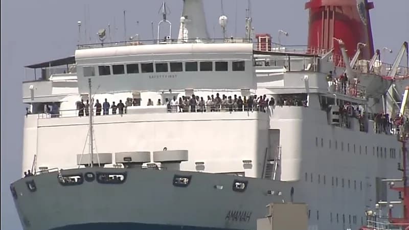 شاهد.. وصول السفينة "أمانة" إلى جدة وعلى متنها 1982 شخصاً من جنسيات مختلفة