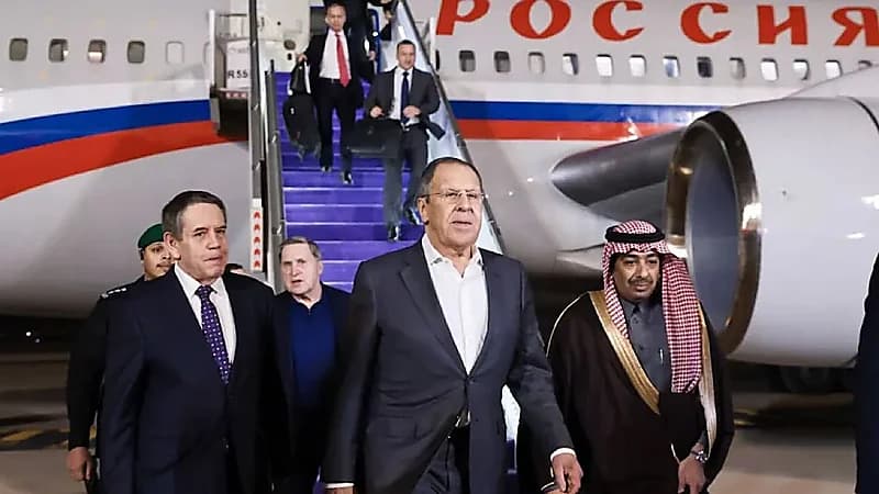 وصول الوفد الروسي إلى مقر انعقاد المحادثات مع الوفد الأمريكي في الرياض .. فيديو