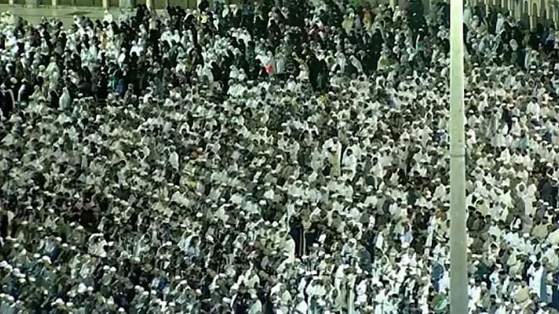 لقطات روحانية لجموع المصلين أثناء تأديتهم صلاة الفجر في الحرم المكي