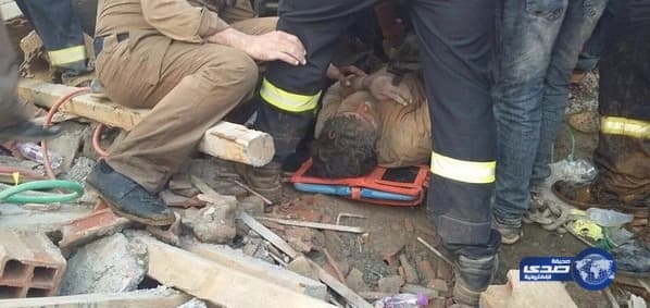 شاهد.. محتجون لبنانيون يحطمون صورة قاسم سليماني.. ويردون " بيروت حرّة حرّة"