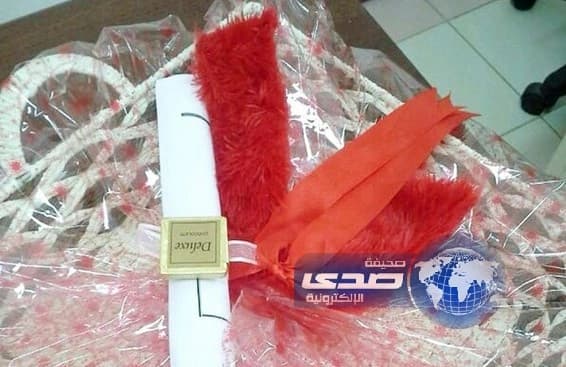 معلمة تقدم أسئلة الاختبار للطالبات في سلة حلوى