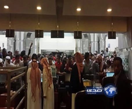 بالصور.. تدافع وزحام واقتحام لمبنى البريد للحصول على تذاكر مباراة النصر والهلال