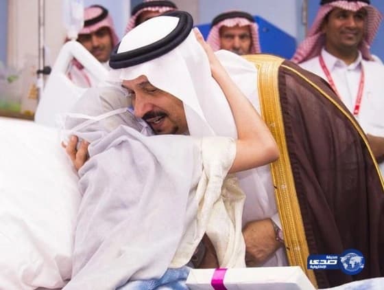 أمير القصيم يزور طفلة مريضة بالسرطان تلبية لدعوتها ويهديها سيارة 