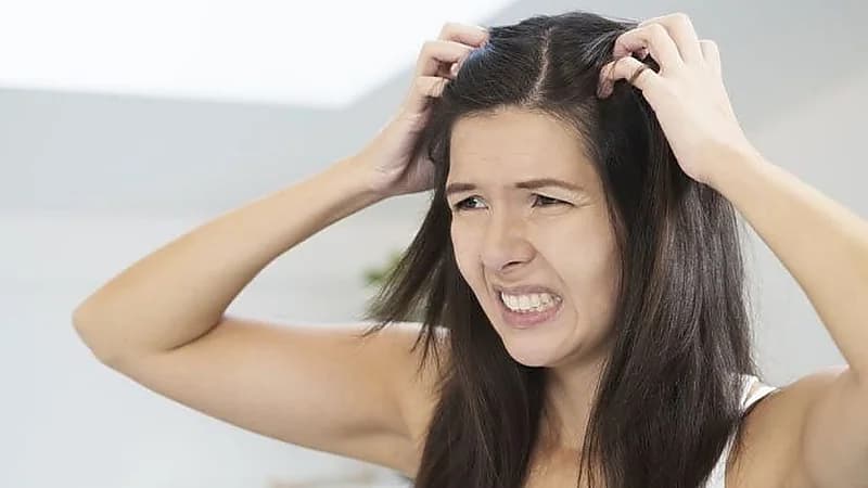 بالفيديو.. الشعر المبلل وبعض أقمشة المخدات تسبب حساسية الجلد